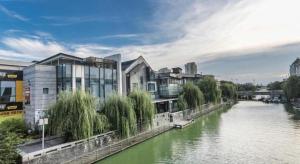 une rivière avec des bâtiments sur son côté dans l'établissement Warmly Hotel Suzhou Jinji Lake Ligongdi Branch, à Suzhou