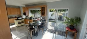 Kuchyň nebo kuchyňský kout v ubytování Lovely summer holiday home in Somerset West