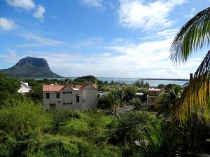 a view of cape town with a mountain in the background at Blue Appartment in La Gaulette