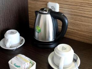 ein Teekessel und zwei Tassen auf einem Tisch in der Unterkunft Losari Sunset Hotel in Kuta