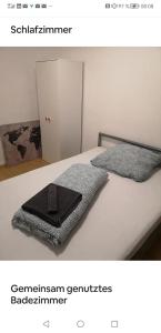 Una foto de una cama con una carpeta negra encima. en Privatroom small 5 min from Railstation, en Coblenza
