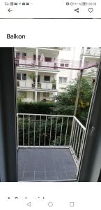 una ventana con vista a un edificio en Privatroom small 5 min from Railstation, en Coblenza