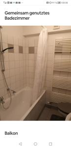 Un baño con bañera y cortina de ducha. en Privatroom small 5 min from Railstation, en Coblenza