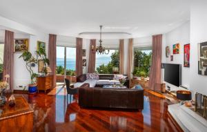 un salon avec un canapé et une télévision dans l'établissement Villa Anamia with seaview by Villas Guide, à Šodići