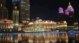 une vue d'une ville la nuit avec des bâtiments dans l'établissement 7 Days Inn Tianjin Railway Station, à Tianjin