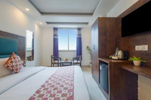 une chambre d'hôtel avec un lit et une télévision dans l'établissement Hotel Tark Near IGI Aiport Delhi-free Airport Drop, à New Delhi