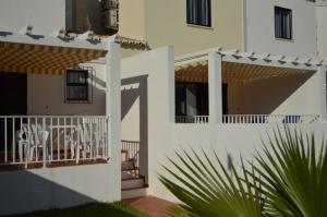 una casa con balcone e sedie di Mouraliz Apartments by HD PROPERTIES - Vilamoura Marina a Vilamoura