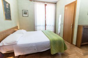 Postel nebo postele na pokoji v ubytování Camere R 75