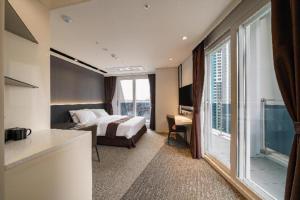 Una habitación de hotel con una cama y una ventana grande. en Kintex by K-tree, en Isan 175 fotos más