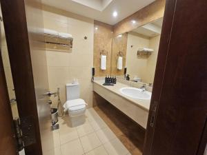 Un baño de Acacia Hotel by BP Management 17 fotos más