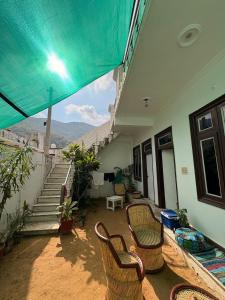 - un balcon avec des chaises et des escaliers dans l'établissement Ekaya- A Peaceful 1 Bedroom Home near Pushkar Lake, à Kokkíni Khánion 28 autres photos