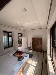 - une chambre avec un lit au milieu dans l'établissement Ekaya- A Peaceful 1 Bedroom Home near Pushkar Lake, à Kokkíni Khánion