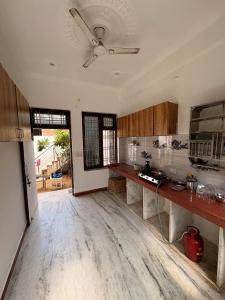 Il comprend une cuisine dotée de parquet et d'un ventilateur de plafond. dans l'établissement Ekaya- A Peaceful 1 Bedroom Home near Pushkar Lake, à Kokkíni Khánion
