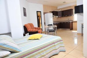 a bedroom with a bed with a yellow pillow on it at Hostal Via Del Caminante in Madrigalejo