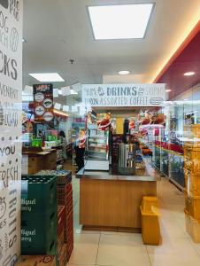 une épicerie avec un comptoir dans un magasin dans l'établissement Shell Residences Mall of Asia by Jhem, à Manille