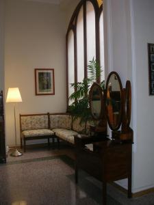 - un salon avec un canapé et un miroir dans l'établissement Ascoli Antica B&B, à Ascoli Piceno