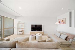 Et tv og/eller underholdning på Serenity Waters Riverfront Retreat - Walk to Mooloolaba + 31 billeder