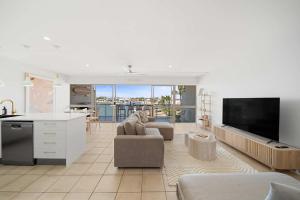 Køkken eller tekøkken på Serenity Waters Riverfront Retreat - Walk to Mooloolaba