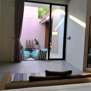 een woonkamer met een grote glazen schuifdeur bij One bed room - 5 minutes to beach and cafe in Denpasar
