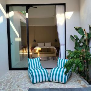 twee blauw-wit gestreepte stoelen in een slaapkamer bij One bed room - 5 minutes to beach and cafe in Denpasar +10 foto's