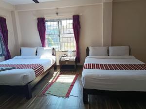 Postel nebo postele na pokoji v ubytování Hotel crystal fall