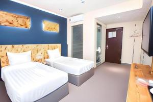 Una cama o camas en una habitación de TLJ HOTEL