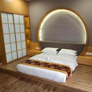 a bedroom with a large bed with a large window at M GLOBAL HOTEL in Kampong Jeram