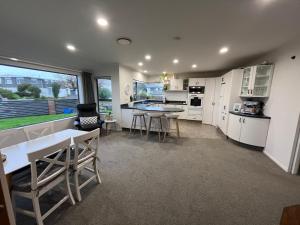 Kuchyň nebo kuchyňský kout v ubytování Sunny in Fitzroy