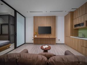 ハノイにあるMinerva Aparthotel Hanoiのソファとテレビのあるリビングルーム