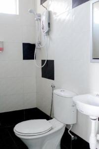 a bathroom with a toilet and a sink at Hotel Darulaman Alor Setar in Alor Setar