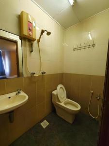 ein Badezimmer mit Toilette und Waschbecken in der Unterkunft Hotel Jelai Kuala Lipis (Jln Bk Bius) in Kuala Lipis + 136 Fotos