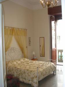アスコリ・ピチェーノにあるAscoli Antica B&Bのベッドルーム(天蓋付きベッド1台付)