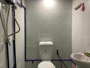 TambunanにあるSPOT ON 89986 P&p Innのトイレと洗面台付きのバスルーム