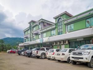a row of cars parked in front of a building at Rajawali Homes Kota Marudu in Kampong Tumsun