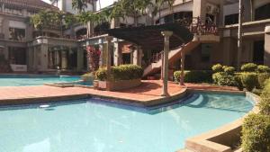 a swimming pool in front of a building at OYO Home 90533 Nomadic Town Condo in Melaka
