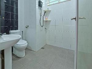 a bathroom with a shower and a toilet and a sink at OYO Home 90584 Dz Homestay Bukit Setongkol in Kampong Darat Tanah Puteh +39 photos