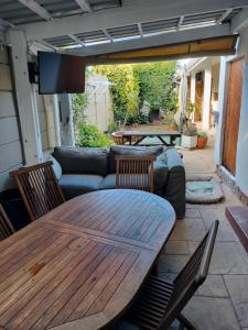 Χώρος καθιστικού στο Wembley Home -Heated pool, indoor braai, jacuzzi come relax