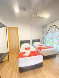 a bedroom with two beds in a room at OYO HOME 90688 Kundasang Mount Garden in Kundasang +45 photos