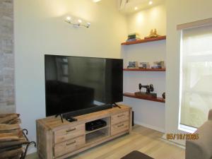 Μια τηλεόραση ή/και κέντρο ψυχαγωγίας στο Wembley Home -Heated pool, indoor braai, jacuzzi come relax