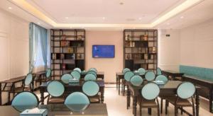 een klaslokaal met tafels en stoelen in een kamer bij Xana Lite·Nanchang Changbei Jiangxi University of Finance and Economics in Nanchang