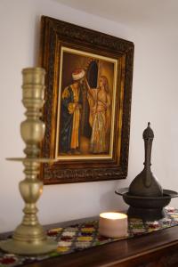 ラバトにあるLe Loft Bleuの壁に絵が飾られ、キャンドルが置かれたテーブル