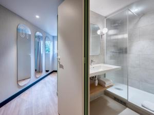 a bathroom with a sink and a mirror at Ibis Budget Orly Chevilly Tram 7 in Chevilly-Larue +27 photos