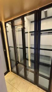 een set glazen planken in een kamer bij ProxyHome in Kalka