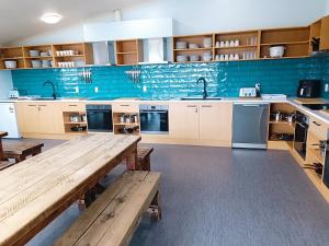 Una cocina o cocineta en Adventure Taupō Hostel