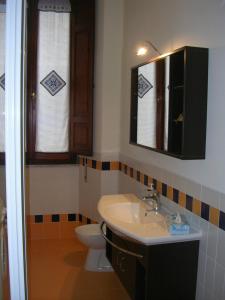 A bathroom at Ascoli Antica B&B Még 20 kép