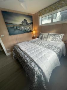 ein Schlafzimmer mit großem Bett und Fenster in der Unterkunft Downtown Mount Cottage in Mount Maunganui