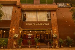 ウダイプールにあるHotel Grand Bhagwat with rooftop swimming poolの「ホテル グランド バンケット」と書かれた看板のあるホテル
