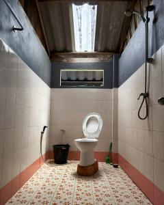 a bathroom with a toilet and a window at Ta Dang Bay - Bungalow in Koh Chang Ranong