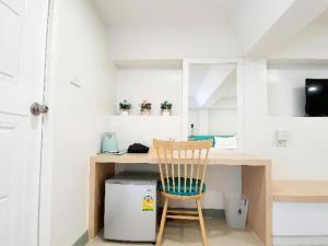 - un bureau avec une chaise dans la chambre dans l'établissement Tiny Krabi Hotel, à Ban Ta Kun