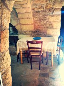 フランカヴィッラ・フォンターナにあるTrullallàの石造りの部屋のテーブル(テーブルと椅子付)